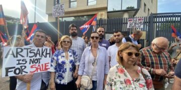 Στιγμιότυπο από τη συγκέντρωση συμπαράστασης προς το λαό του Αρτσάχ (φωτ.: facebook/Αρμενική Εθνική Επιτροπή Ελλάδας)