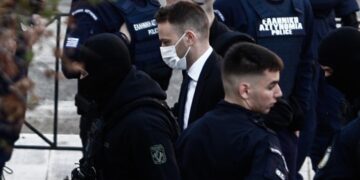 Στιγμιότυπο από την προσαγωγή του Μπάμπη Αναγνωστόπουλου στο Μικτό Ορκωτό Εφετείο της Αθήνας (φωτ.: EUROKINISSI / Σωτήρης Δημητρόπουλος)