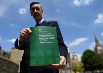 Ο σερ Τζέικομπ Ρις Μογκ κρατά το πόρισμα της βρετανικής κοινοβουλευτικής επιτροπής έρευνας για τον Μπόρις Τζόνσον, το οποίο, κατά τον πρώην πρωθυπουργό, περιλαμβάνει «αρρωστημένα συμπεράσματα» (φωτ.: EPA/Neil Hall)