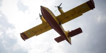 Πυροσβεστικό αεροσκάφος καναντέρ πετάει επάνω από το Μάτι, την επόμενη της φονικής πυρκαγιάς (φωτ.: EUROKINISSI/Στέλιος Μισίνας)