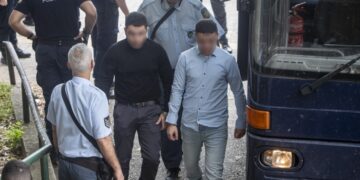 Στιγμιότυπο από την προσαγωγή των κατηγορουμένων στα δικαστήρια της Θεσσαλονίκης (φωτ.: ΜΟΤΙΟΝΤΕΑΜ /Βασίλης Βερβερίδης)