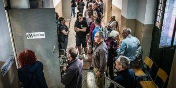 Πολίτες περιμένουν τη σειρά τους για να ψηφίσουν σε σχολείο της Αττικής (φωτ.: EUROKINISSI/Τατιάνα Μπόλαρη)