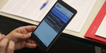 Το τάμπλετ με το οποίο καταγράφονται τα αποτελέσματα ανά εκλογικό τμήμα σε όλη την Ελλάδα (φωτ.: EUROKINISSI/Γιάννης Παναγόπουλος)