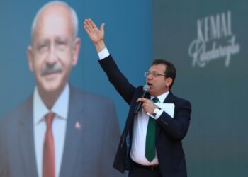 Ο Εκρέμ Ιμάμογλου σε προεκλογική συγκέντρωση του Κεμάλ Κιλιτσντάρογλου, τον Απρίλιο. Από την επανεκλογή του Ερντογάν και μετά, ο Ιμάμογλου ζητεί δημόσια και επανειλημμένως «αλλαγή» στις τάξεις του CHP πριν από τις δημοτικές εκλογές του Μαρτίου 2024. Όμως, ο Κιλιτσντάρογλου, επικεφαλής του κόμματος από το 2010, επιμένει προς το παρόν να διατηρεί το πόστο του (φωτ.: EPA/Tolga Bozoglu)
