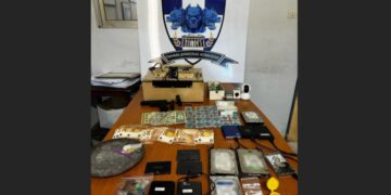 Τα κατασχεθέντα από την οικία του 50χρονου (φωτ.: Ελληνική Αστυνομία)