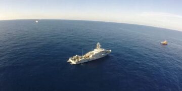 Πλάνα από super puma στην περιοχή των ερευνών. Διακρίνονται το πλοίο ανοιχτής θαλάσσης του Λιμενικού Σώματος, παραπλέοντα καθώς και η φρεγάτα Κανάρης που έχει αναλάβει τον έλεγχο της όλης επιχείρησης στην περιοχή (φωτ.: ΓΕΕΘΑ)