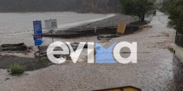 Πλημμυρισμένος δρόμος σε παραλία της Εύβοιας (φωτ.: evima.gr)