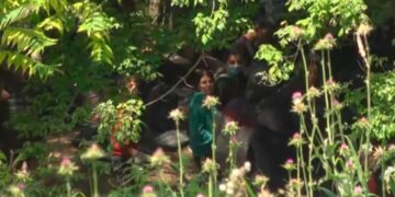 Στην ομάδα των περίπου 80 μεταναστών συμπεριλαμβάνονται αρκετές γυναίκες και παιδιά (φωτ.: YouTube)