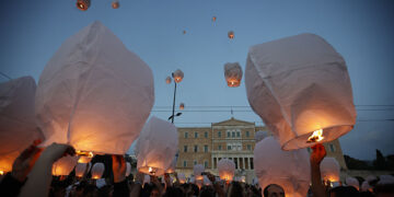 Φαναράκια στον ουρανό για τους νεκρούς στο ναυάγιο ανοιχτά της Πύλου (φωτ.: EUROKINISSI / Γιώργος Κονταρίνης)