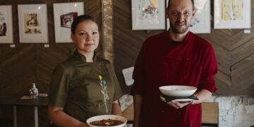 Η Ουκρανή Μαρία Μπορισένκο και ο Κώστας Λύκουρας με τις ουκρανικές λιχουδιές σας περιμένουν στο εστιατόριο της «Σχεδίας», στο κέντρο της Αθήνας (φωτ.: Ύπατη Αρμοστεία ΟΗΕ για Πρόσφυγες/Αχιλλέας Ζάβαλης)