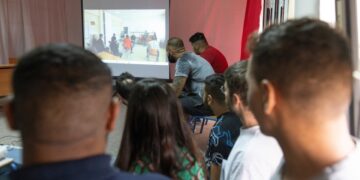 Κρατούμενοι των φυλακών Διαβατών παρακολουθούν την εκδήλωση για την Ημέρα Ευαισθητοποίησης (φωτ.: ΑΠΕ-ΜΠΕ/Αχιλλέας Χήρας)