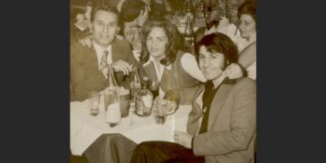 Ο Γιάννης Φλωρινιώτης (δεξιά) με τον Νίκο Ξανθόπουλο, δύο απόγονοι του Πόντου στην αθηναϊκή νύχτα (φωτ. facebook/Γιάννης Φλωρινιώτης)