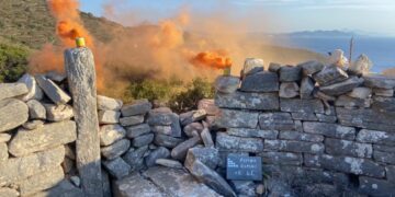 Πύργος που άνηκε στον αρχαίο οικισμό Ρίμνη, όπως σημειώνεται στην πινακίδα (φωτ.: facebook/Δημοτική Κοινωφελής Επιχείρηση Σίφνου)