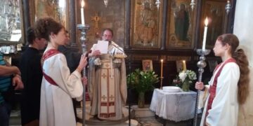 Στιγμιότυπο από τη θεία λειτουργία με τα δύο κορίτσια ως παπαδάκια (φωτ.: facebook/Ενορία Αγίου Νικολάου Ραγκαβά)