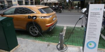 Ηλεκτρικό αυτοκίνητο φορτίζει σε δημόσιο σταθμό στην Αθήνα (φωτ.: EUROKINISSI/Χρήστος Μπόνης)