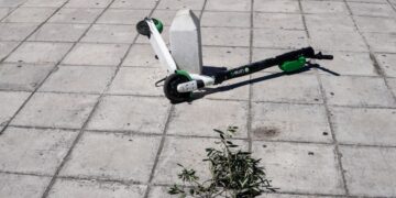 Πεσμένο πατίνι έξω από το Καλλιμάρμαρο Στάδιο στην Αθήνα (φωτ. αρχείου: EUROKINISSI/Γιώργος Κονταρίνης)