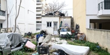 To εγκαταλελειμμένο σπίτι στο Ίλιον όπου το 15χρονο αγόρι φέρεται να είχε υποστεί τουλάχιστον δύο φορές βιασμό από συμμορία συνομηλίκων του (φωτ.: EUROKINISSI / Μιχάλης Καραγιάννης)