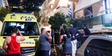 Κόσμος έξω από το σπίτι του ζευγαριού στη συνοικία Κορώνη Μαγαρά στο Ηράκλειο (φωτ.: EUROKINISSI / Στέφανος Ραπάνης)