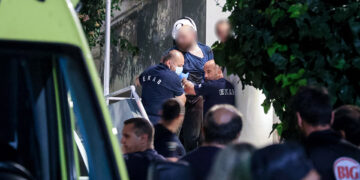 Αστυνομικοί και διασώστες του ΕΚΑΒ με τον 36χρονο που μαχαίρωσε την αρραβωνιαστικιά του στο Ηράκλειο Κρήτης (φωτ.: EUROKINISSI / Στέφανος Ραπάνης)