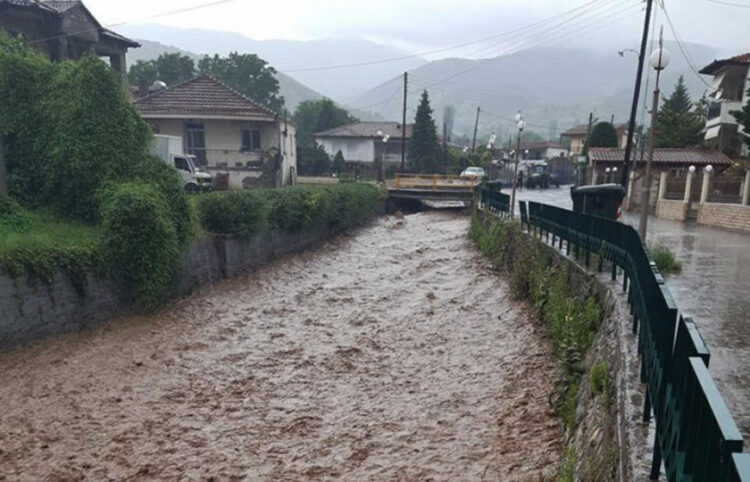 Από τις ισχυρές βροχές και καταιγίδες υπερχείλισαν ποτάμια και ρέματα στην Εορδαία (φωτ.: e-ptolemeos.gr)
