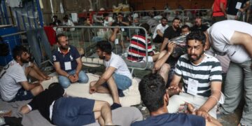 Διασωθέντες μετανάστες σε ένα από τα κινητά κέντρα που έχουν στηθεί στο λιμάνι της Καλαμάτας (φωτ.: EUROKINISSI/Αντώνης Νικολόπουλος)