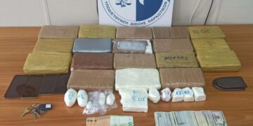 Οι ποσότητες της κοκαΐνης που κατασχέθηκαν από την ΕΛΑΣ και τις οποίες ο 47χρονος έκρυβε πίσω από τα ταμπλό των αυτοκινήτων του (φωτ.: Ελληνική Αστυνομία)