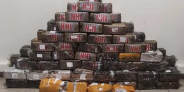 Στις ειδικές κρύπτες του κοντέιντερ βρέθηκαν 100 δέματα κοκαΐνης συνολικού βάρους 161 κιλών και 23 γραμμαρίων (φωτ.: Ελληνική Αστυνομία)