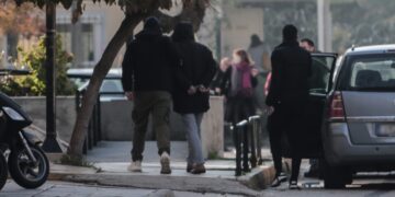 Στιγμιότυπο από τις προηγούμενες συλλήψεις για την υπόθεση μαστροπείας της 12χρονης στον Κολωνό (φωτ.: EUROKINISSI/Κώστας Τζούμας)