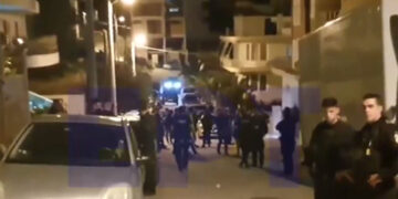 Αστυνομικοί στο δρόμο όπου έγινε η διπλή εκτέλεση στον Κορυδαλλό (φωτ.: ΕΡΤ)