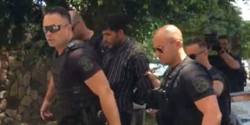 Στιγμιότυπο από την προσαγωγή του υπόπτου στα δικαστήρια της Κω  (φωτ.: YouTube)