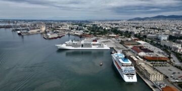 Το «Europa 2» της εταιρείας «Hapag Lloyd Cruises», προερχόμενο από την Καβάλα και το το «Celestyal Crystal» της εταιρείας Celestyal Cruises, προερχόμενο από τον Πειραιά στο λιμάνι της Θεσσαλονίκης (φωτ.: facebook/Κωνσταντίνος Ζέρβας)