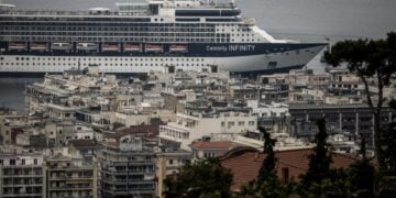 Το κρουαζιερόπλοιο Celebrity Infinity έδεσε για λίγες ώρες στο λιμάνι της Θεσσαλονίκης (φωτ.: EUROKINISSI/Ραφαήλ Γεωγιάδης)