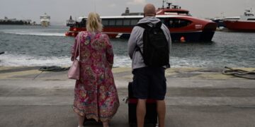 Εκτός από τη διαμονή σε καταλύματα, επιδοτούνται και ακτοπλοϊκά εισιτήρια. Η συμμετοχή των δικαιούχων ανέρχεται σε 25% και των πολυτέκνων σε 20%, ενώ για τα άτομα με αναπηρία, τα ακτοπλοϊκά εισιτήρια διατίθενται δωρεάν (φωτ.: EUROKINISSI/Μιχάλης Καραγιάννης)