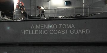 Άνδρες του Λιμενικού συλλέγουν σορούς μεταναστών από το ναυάγιο ανοιχτά της Πύλου (φωτ.: EUROKINISSI/Αντώνης Νικολόπουλος)