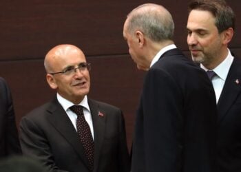O Τούρκος πρόεδρος Ρετζέπ Ταγίπ Ερντογάν συγχαίρει τον νεοδιορισθέντα υπουργό Οικονομικών Μεχμέτ Σιμσέκ (φωτ.: . EPA/Necatä Savas)