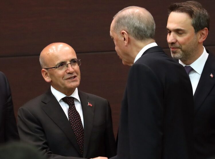 O Τούρκος πρόεδρος Ρετζέπ Ταγίπ Ερντογάν συγχαίρει τον νεοδιορισθέντα υπουργό Οικονομικών Μεχμέτ Σιμσέκ (φωτ.: . EPA/Necatä Savas)