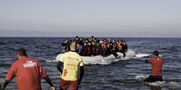 Βάρκα με πρόσφυγες και μετανάστες στην Εφταλού Λέσβου (φωτ.: EUROKINISSI / Στέλιος Στεφάνου)