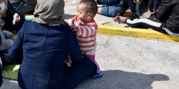 Διασωθέντες μετανάστες στο λιμάνι της Μυτιλήνης (φωτ. αρχείου: ΑΠΕ-ΜΠΕ/Στρατης Μπαλάσκας)