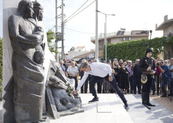 Ο Κυριάκος Μητσοτάκης στο μνημείο για τη Γενοκτονία των Ποντίων που βρίσκεται στον Ασπρόπυργο (φωτ.: Γραφείο Τύπου ΝΔ / Δημήτρης Παπαμήτσος)