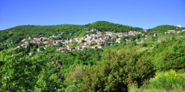 Το Μορφοβούνι, έδρα του δήμου Λίμνης Πλαστήρα (πηγή: plastiras-ota.gr)