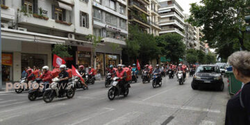 Στιγμιότυπο από τη μοτοπορεία των διανομέων στο κέντρο της Θεσσαλονίκης (φωτ.: Έλλη Τσολάκη)