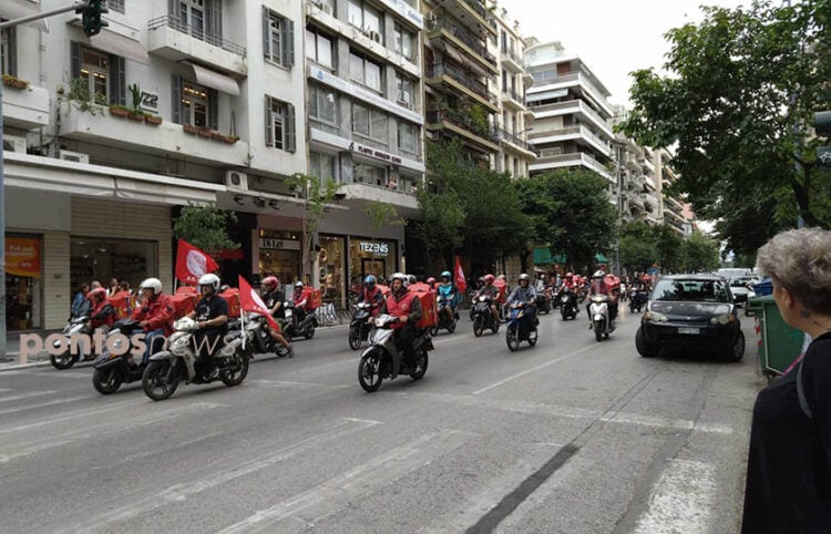 Στιγμιότυπο από τη μοτοπορεία των διανομέων στο κέντρο της Θεσσαλονίκης (φωτ.: Έλλη Τσολάκη)