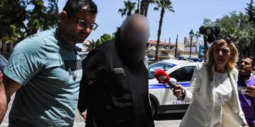 Ο αρχιμανδρίτης κατά την προσαγωγή του στον ανακριτή (φωτ.: EUROKINISSI/Βασίλης Παπαδόπουλος)