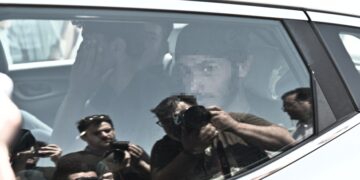 Ορισμένοι από τους διασωθέντες κατά τη μεταφορά τους στο λιμεναρχείο Καλαμάτας για ανάκριση (φωτ.: EUROKINISSI/Αντώνης Νικολόπουλος)