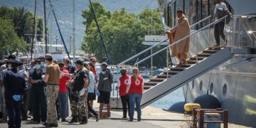Διασωθείς του ναυαγίου φτάνει στο λιμάνι της Καλαμάτας (φωτ.: EUROKINISSI)