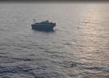 Στιγμιότυπο από ερασιτεχνικό βίντεο δείχνει κάτω δεξιά τη μεταφορά τροφίμων και νερού τα οποία έχουν δεθεί σε σωσίβιο και το τραβούν προς το μοιραίο σκάφος κάποιοι από τους επιβαίνοντες (φωτ.: ΕΡΤ)