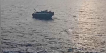 Στιγμιότυπο από ερασιτεχνικό βίντεο δείχνει κάτω δεξιά τη μεταφορά τροφίμων και νερού τα οποία έχουν δεθεί σε σωσίβιο και το τραβούν προς το μοιραίο σκάφος κάποιοι από τους επιβαίνοντες (φωτ.: ΕΡΤ)