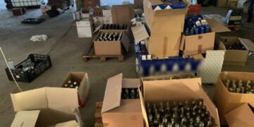 Αποθήκη εγκληματικής οργάνωσης που δραστηριοποιούταν στην παράνομη εισαγωγή, παρασκευή, νόθευση και διάθεση αλκοολούχων ποτών στη Θεσσαλονίκη (φωτ. αρχείου: Ελληνική Αστυνομία)