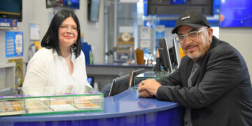 2: Η Ανδρομάχη Κακούρου, ιδιοκτήτρια καταστήματος ΟΠΑΠ στου Ζωγράφου, με τον Γιάννη Ζουγανέλη (φωτ.: opap)