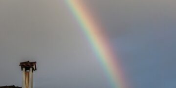 Αν είναι να βραχούμε πάλι, τουλάχιστον να δούμε ένα ουράνιο τόξο μετά (φωτ.: EUROKINISSI / Θανάσης Καλλιάρας)